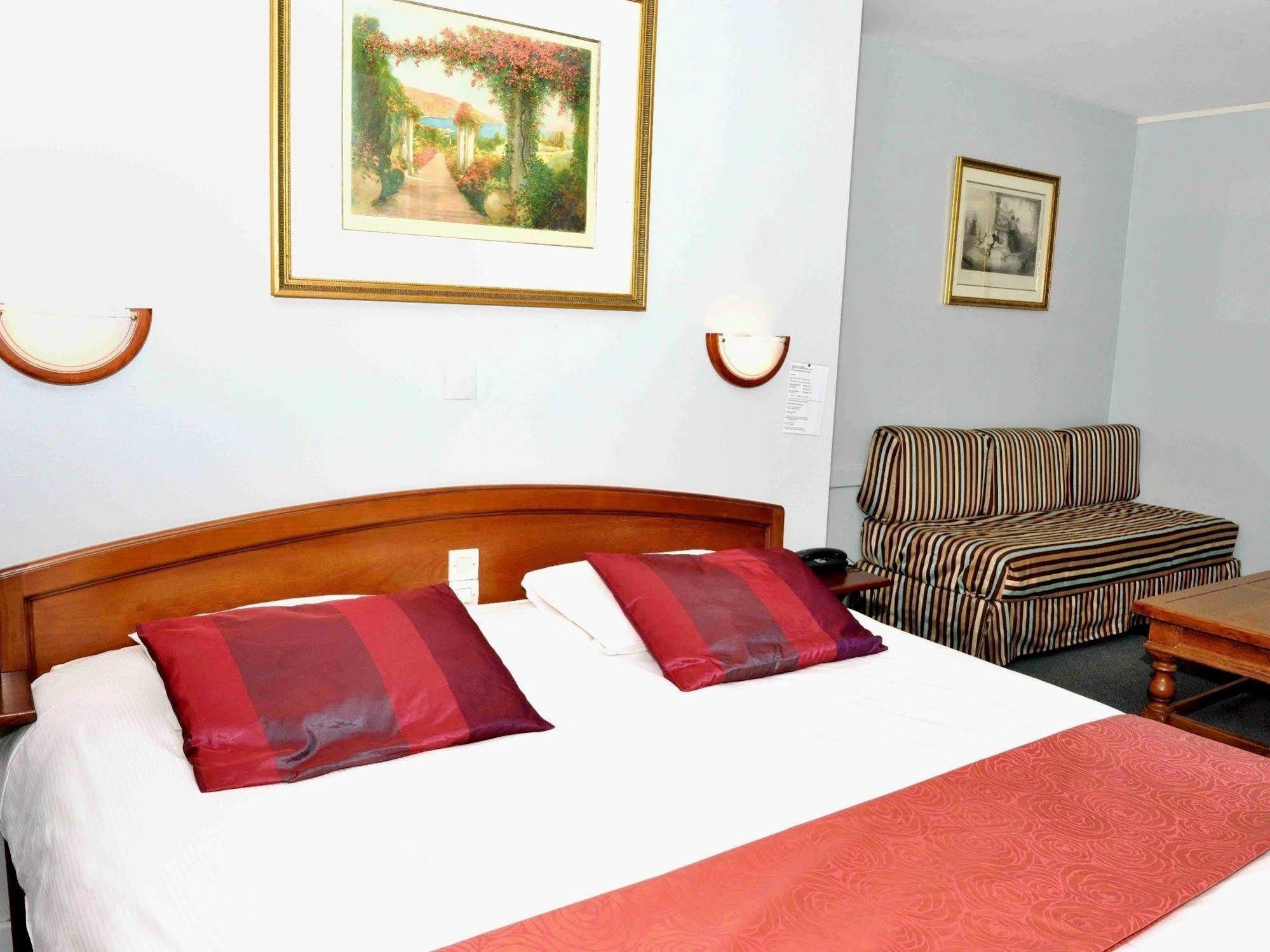Logis Hotel & Restaurant - Les Hauts De Montreuil Montreuil  Ngoại thất bức ảnh